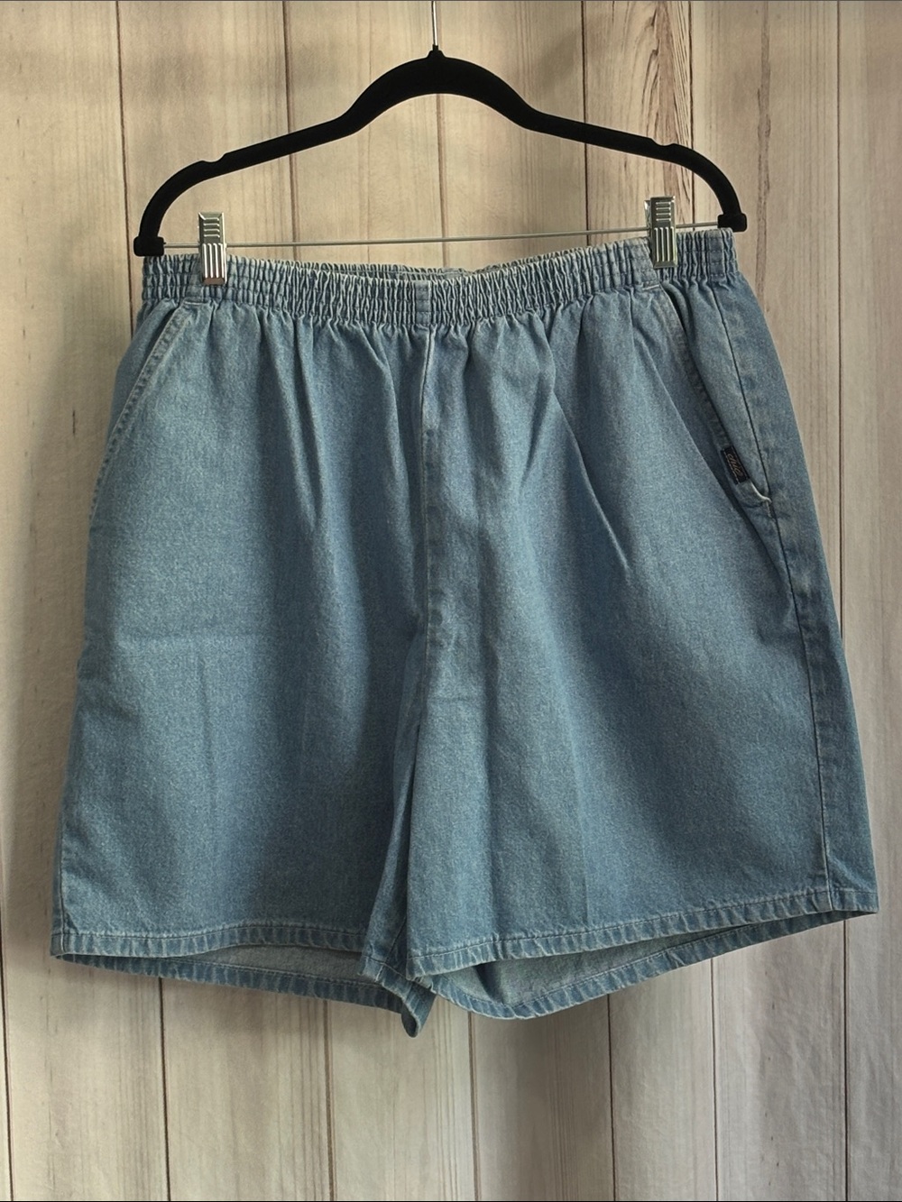Chic Women’s 20W Light Wash Denim Pull-On Shorts NWOT